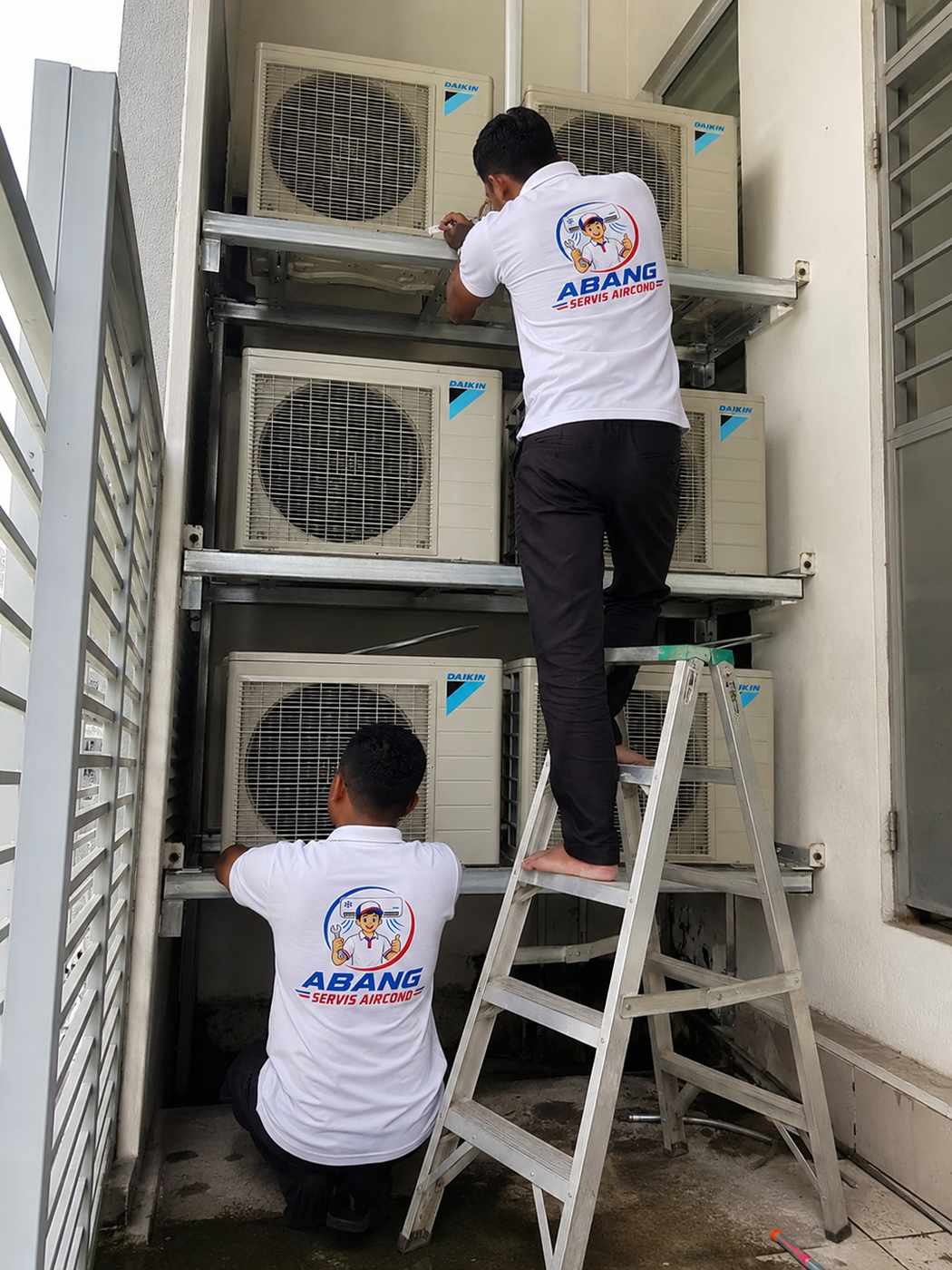 Servis aircond komersial — unit kompresor pukal