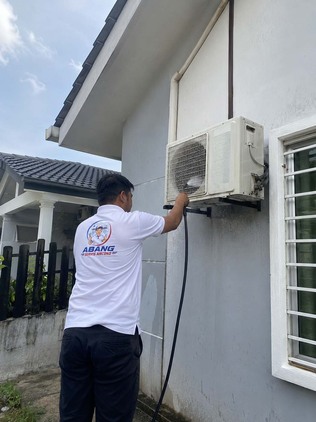 Isi gas aircond — top-up gas refrigeran