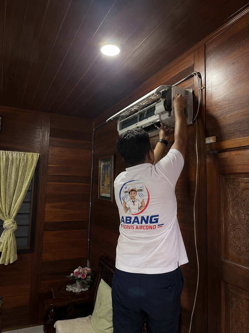 Servis aircond di rumah kayu